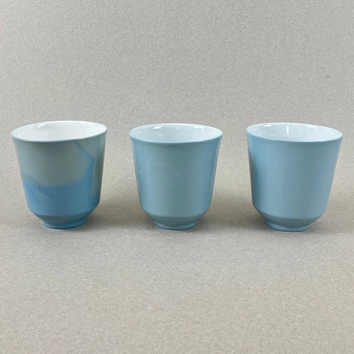 Porcelaine teintée dans la masse Pièces à colorations variables : Vert de gris h: 9 cm, diam. 8 cm Le printemps arrive, les premiers rayons de soleil nous donnent envie de rire, de sortir et de se laisser aller à de douces rêveries. Le citron et la menthe accompagnent nos dimanches après-midi embrumés, une boisson partagée devient soudain une potion de guérison, un philtre d'amour. Autant de breuvages qui sont là pour nous rappeler que nous sommes en vie, et que c'est ça qui compte. Nos objets sont obtenus par coulage, un à un, à la main. Ils présentent chacun des particularités qui attestent de leur aspect artisanal. Nous proposons des pièces à caractère unique, ou en petite série. C'est pourquoi le stock est limité.