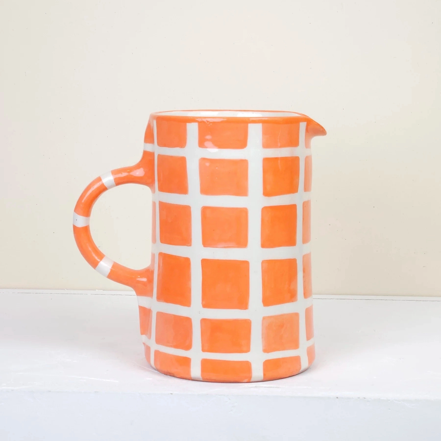 Tournée et peinte à la main par nos artisans, cette carafe dévoile un motif floral inspiré de l’érable japonais, délicat et plein de finesse.
Hauteur 25cm / Diamètre 12 cm