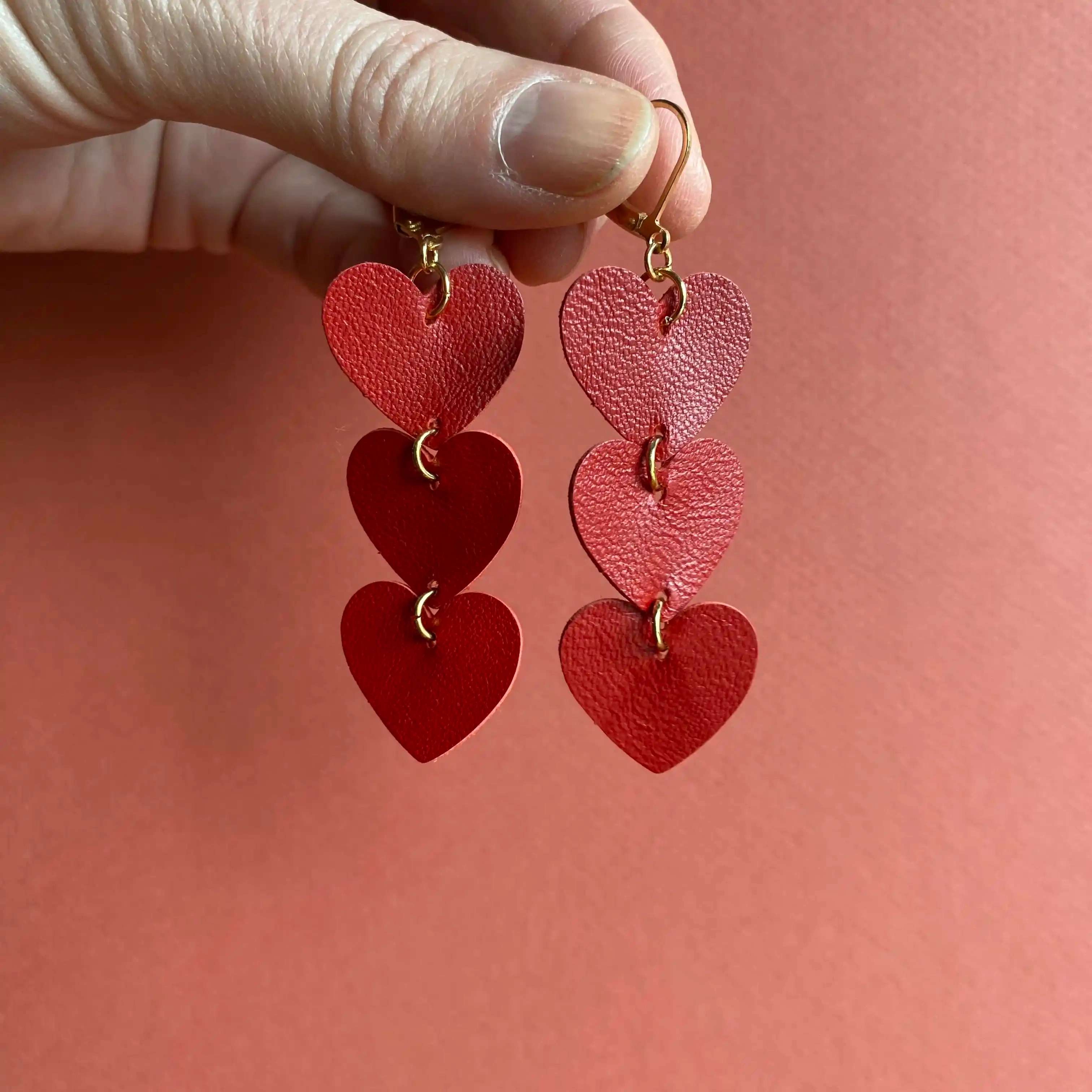 Boucles d'oreilles Coeur. Boucles d'oreilles pendantes en cuir et laiton