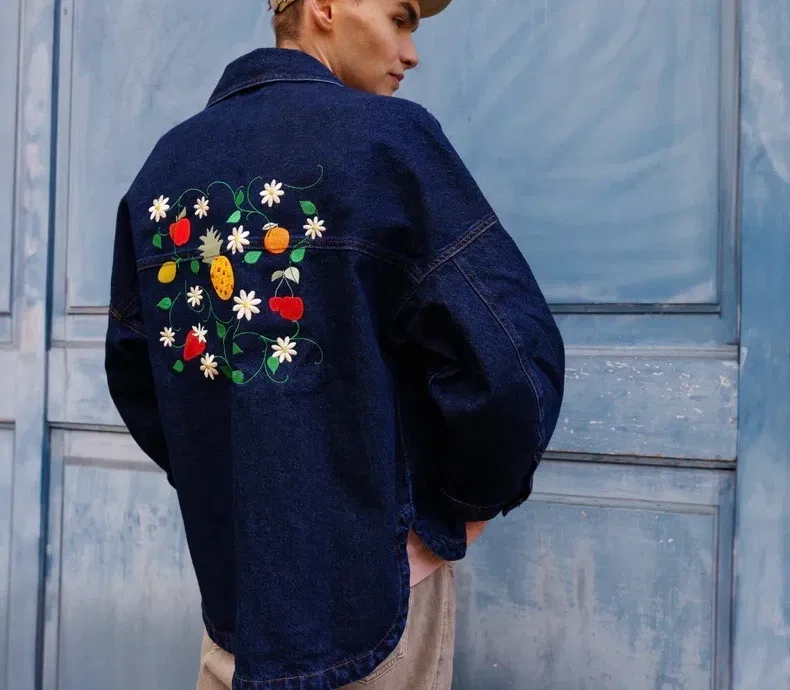 Laissez libre cours à votre imagination avec la formule "La Liberté".
Votre vêtement est votre canevas : faites-y broder les motifs de votre choix, sans contrainte de taille ou de quantité.
Qu'il s'agisse d'une broderie supérieur à 30cm x 30cm, de plusieurs broderies de la taille de votre choix ou de tout autre demande sur-mesure, cette formule remplira à vos attentes.