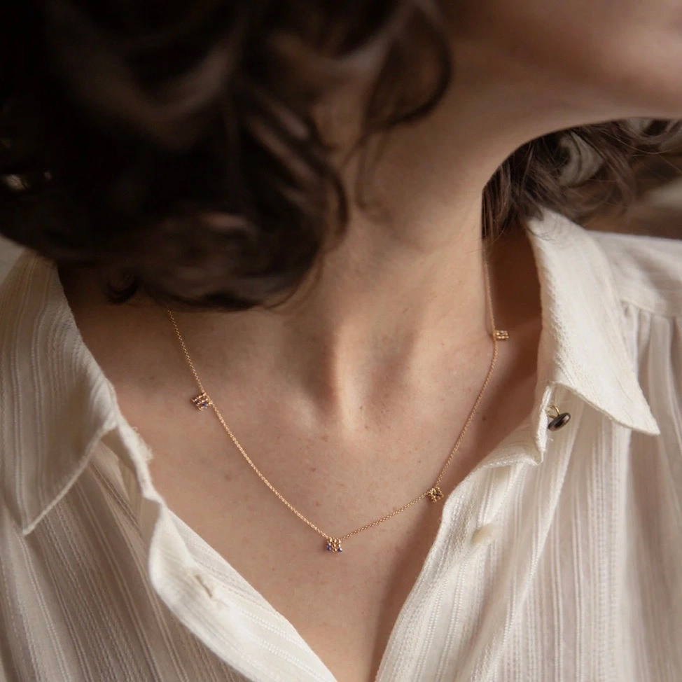 La ligne Trame s’inspire des tapisseries anciennes et des broderies précieuses. Elle rend hommage au travail minutieux et au temps long, avec des pièces ouvragées mais toujours épurées. Un jeu de composition minimal ayant pour point de départ une même trame de perles fines, travaillées comme de petites architectures tantôt géométriques, tantôt organiques. Des pièces subtiles qui captent la lumière.
Matériaux : en laiton doré à l'or fin recyclé 24 carats, couleur laquée
Dimensions : longueur 41,5 cm + chaînette de réglage
Poids : 2,1g
Tous nos bijoux sont garantis 2 ans
Pensé et fabriqué main à Paris
Livré dans son packaging individuel écologique.
Conseils d'entretien : évitez le contact avec l'eau et le parfum afin que le bijou conserve son éclat
Nos matières premières sont soigneusement sélectionnées et sans risques pour votre santé : elles ne contiennent ni plomb, ni nickel, ni cadmium, conformément à la législation.