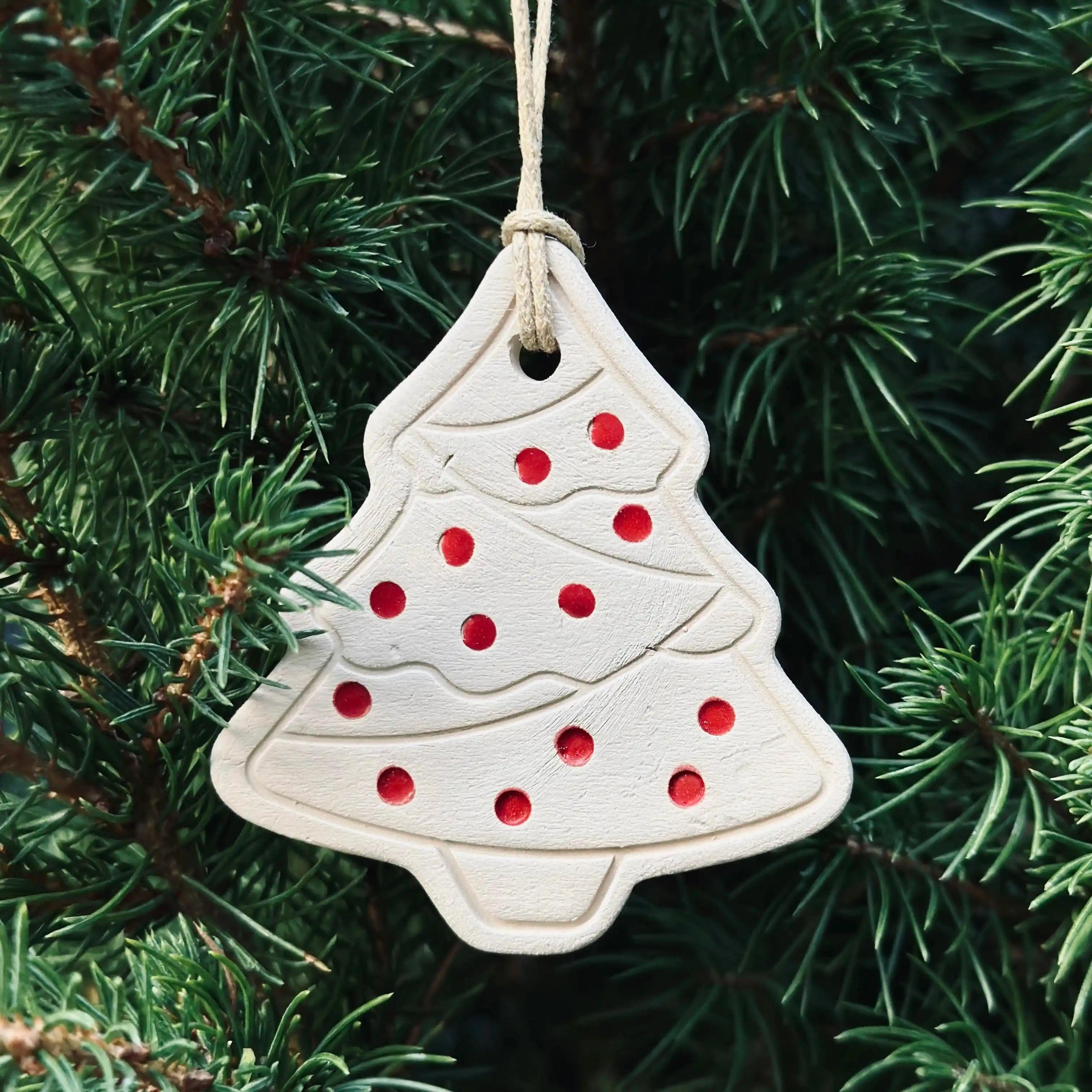 4 Pendentifs Sapin pour sapin de Noël. Fabriqués à la main en faïence, à Paris. Environ 5x4,5 cm. Ficelle résistante en coton ciré. CAP Céramique Artisanale Parisienne