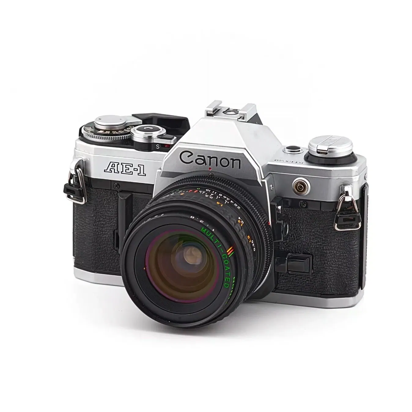 Un classique fiable pour débuter en argentique.
Le Canon AE-1 est un excellent choix pour découvrir la photo argentique. Cet appareil photo reflex 35mm (avec viseur optique et miroir) offre une prise en main simple et intuitive. Beaucoup de photographes débutants apprécient sa robustesse et la clarté de ses réglages. Il aide à réussir ses photos dès les premières pellicules, même sans expérience.