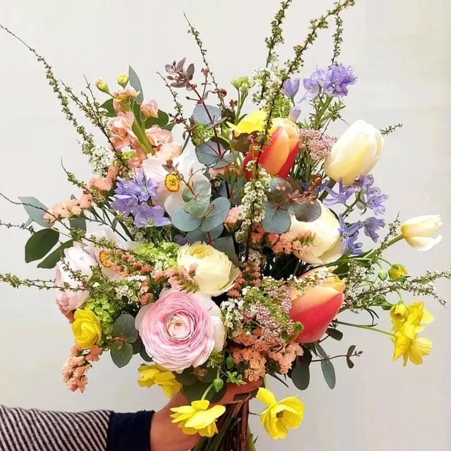 Bouquet composé de fleurs de saison. Les fleurs sont un produit saisonnier, il ne nous est donc pas toujours possible de reproduire le bouquet de la photo. Choisissez une couleur, une taille, et ensuite faites nous confiance!