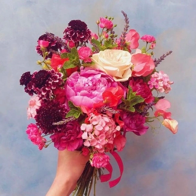 Bouquet composé de fleurs de saison. Les fleurs sont un produit saisonnier, il ne nous est donc pas toujours possible de reproduire le bouquet de la photo. Choisissez une couleur, une taille, et ensuite faites nous confiance!