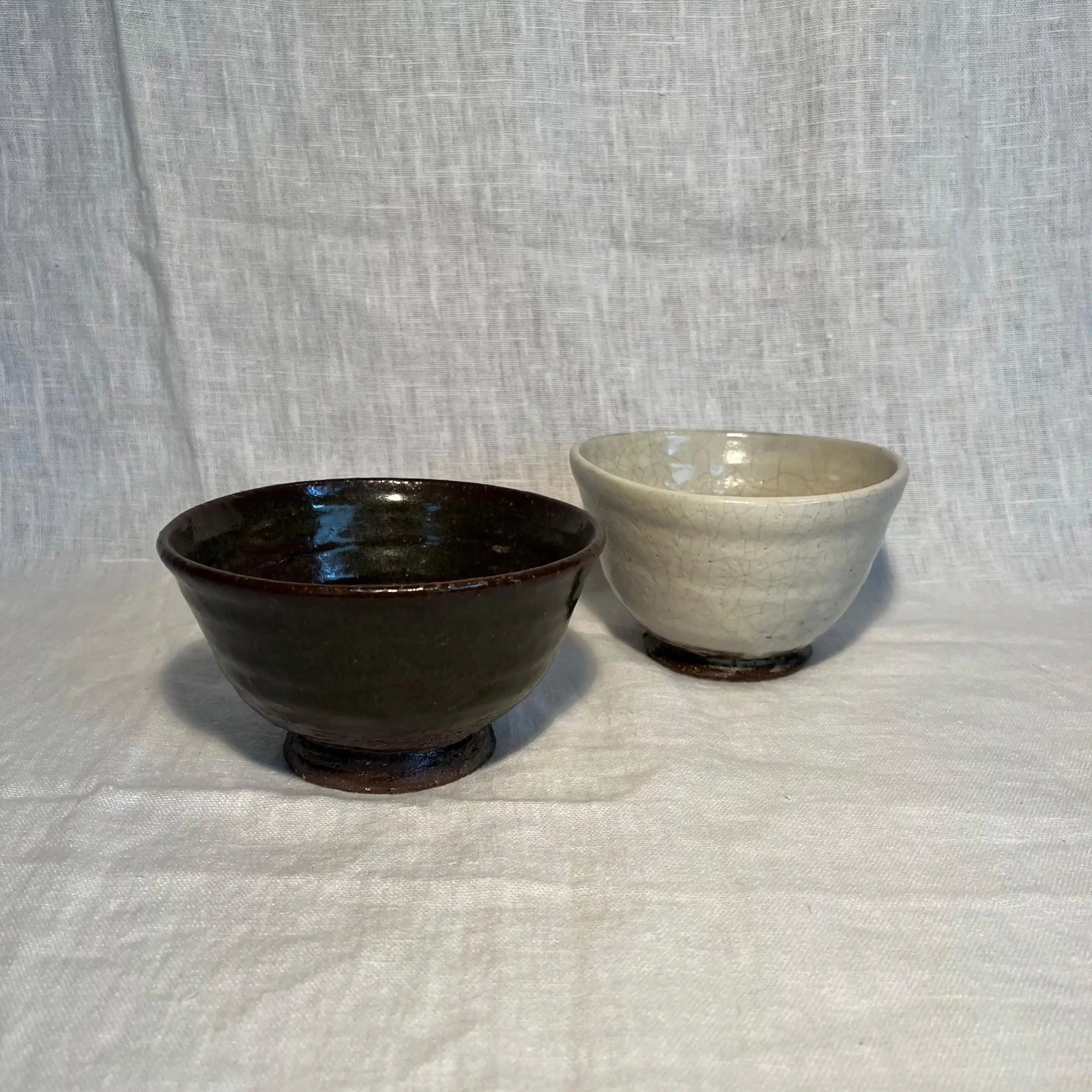 Bols de grès. Engobe et émail. Hauteur 8 cm