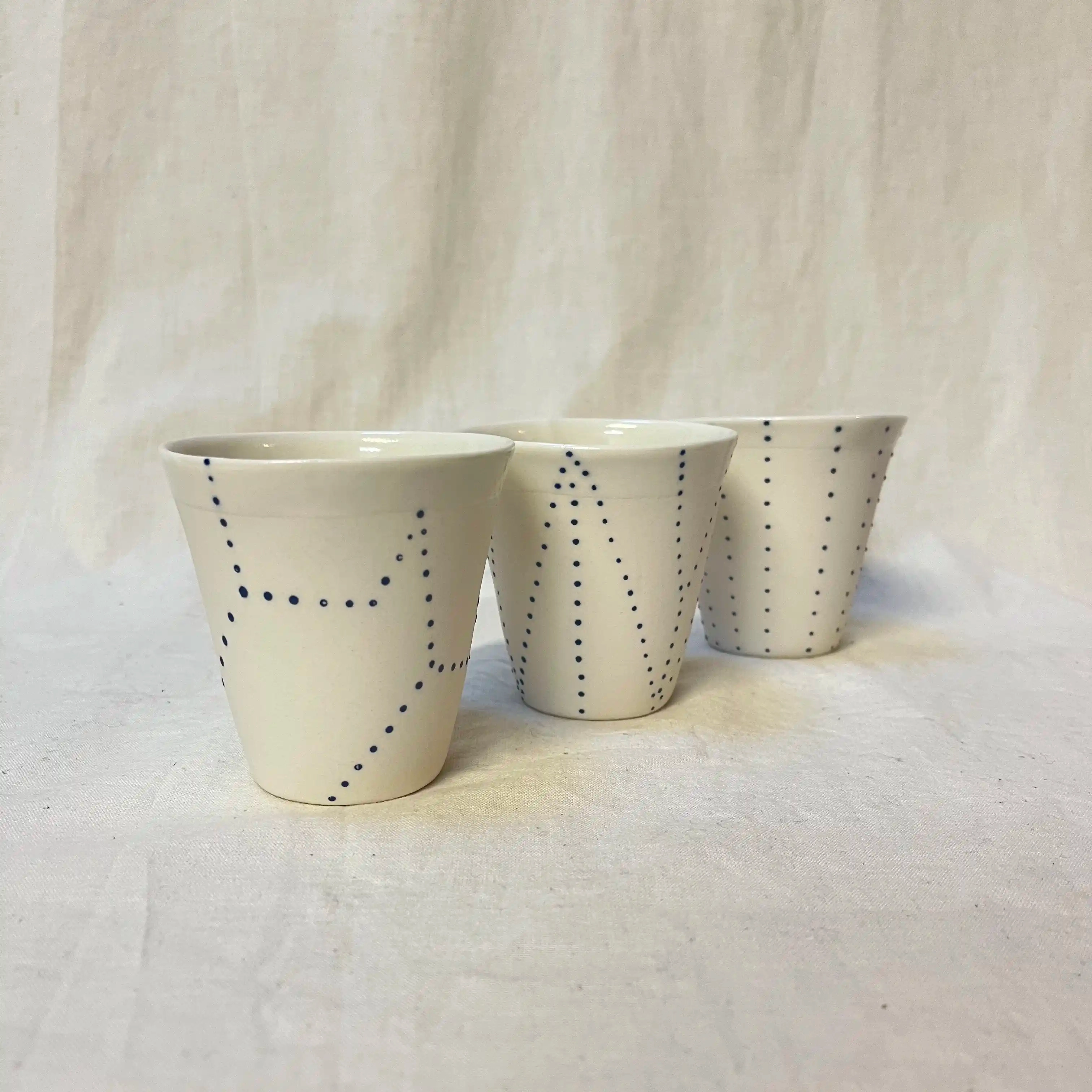 Tasse en porcelaine moulée. Diamètre 8 cm, hauteur 8,5cm. Décors à l’engobe