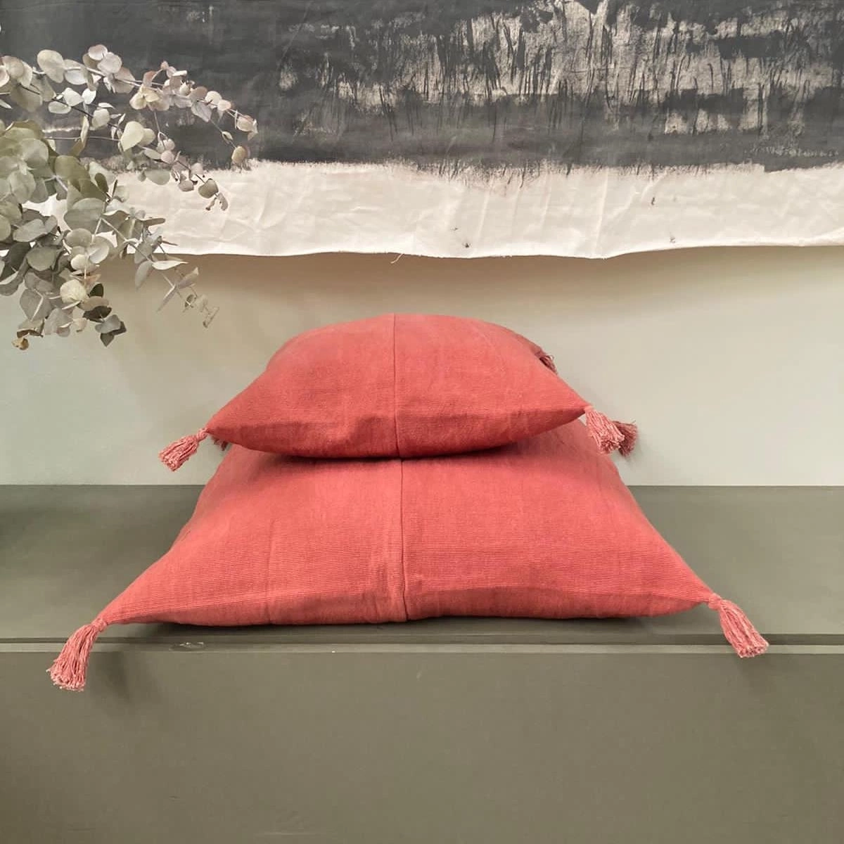 Collection de coussins issue du commerce équitable, réalisée pour Baan par des artisans au Sénégal.
Matière : 100% coton
Couleur :
Brique