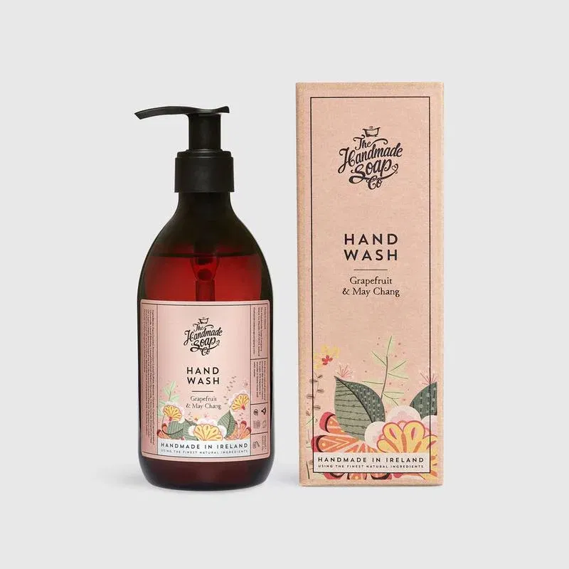 Savon liquide naturel très doux pour les mains, gorgé d'huiles essentielles et d'essences botaniques. Pour tous types de peaux, même les plus sensibles.
Un cadeau idéal, peut se combiner à la crème pour les mains. Le duo parfait pour la cuisine ou la salle de bain.
Contenance : 300 ml
Entièrement formulés à base d'ingrédients naturels et fabriqués artisanalement en Irlande, tous les produits de cette gamme sont 100% végétaliens et certifiés par COSMOS EcoCert. Des matières premières au packaging (recyclé & recyclable), tout est éco-responsable !