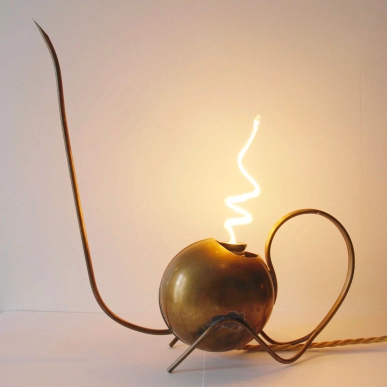 Lampe ElectrEau. Arrosoir unique à eau électrique.