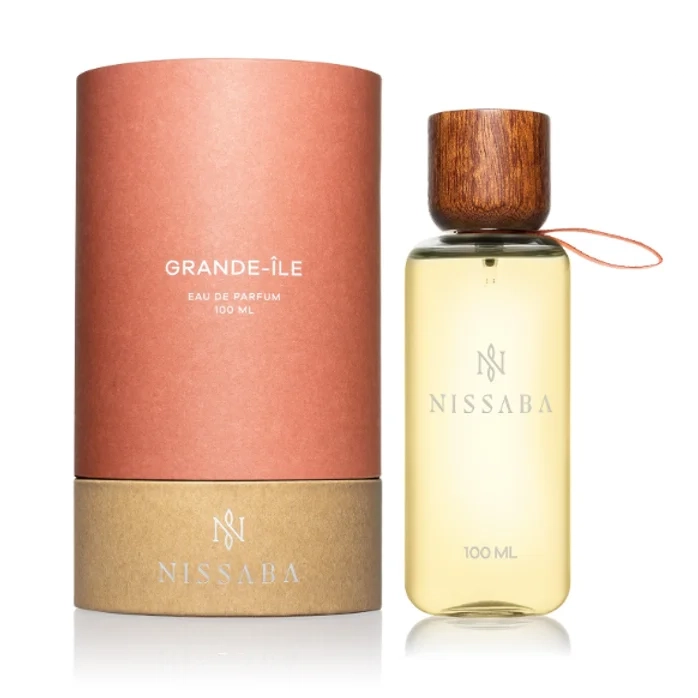 Une célébration des épices de Madagascar : poivre noir, baies rose, vanille et clou de girofle. Flacon 100ml rechargeable.