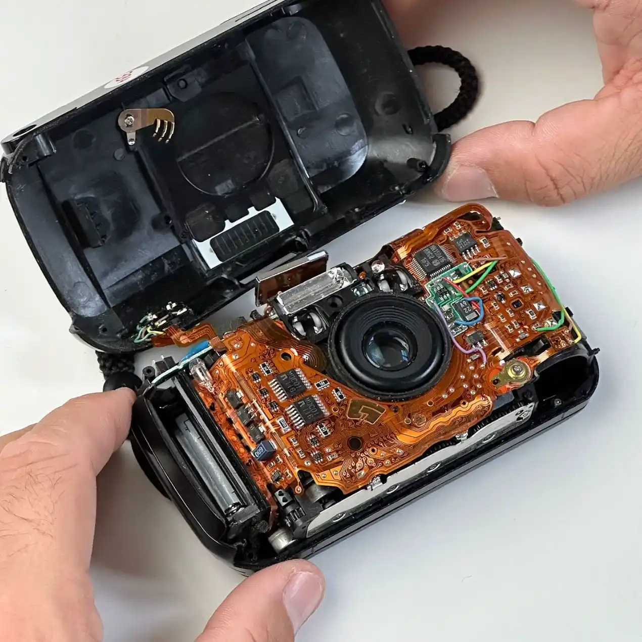 Diagnostic et Réparation d’appareils photo argentiques et objectifs