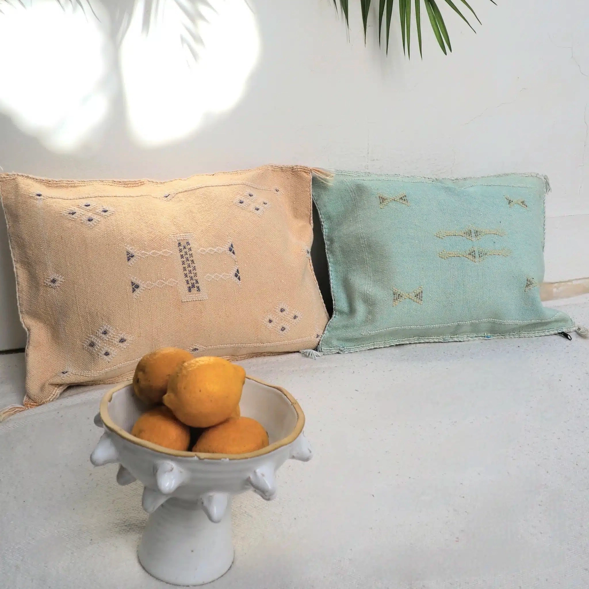 Housse de coussin Sabra d’un très joli vert pâle, en soie de cactus. Sa couleur est obtenue grâce à une teinture végétale qui lui donne ce bel aspect délavé. Avec ses broderies au motifs berbères colorés ou non, chaque pièce est unique.
Entièrement réalisé à la main au Maroc
La soie de cactus, plus précisément fibre végétale d’aloé, est une matière très douce et très robuste à la fois, avec un léger aspect brillant.
Habillez votre salon ou votre chambre grâce à ces coussins dont les couleurs s’intégreront parfaitement à votre intérieur. Mixez les entre elles pour un esprit ethnique et bohème, une décoration unique qui vous ressemble
Environ 54 x 32 cm. Pour la taille de vos coussins, ne vous bloquez pas sur les centimètres! Vous pouvez les choisir un plus grands ou un peu plus petits, vous aurez un rendu plus ou moins bombé en fonction. ( Par exemple des coussins de 60 x 60cm peu remplis que vous insérerez facilement pour un aspect bien bombé, ou bien 2 coussins de 30 x 30cm, etc…)
Fermeture à glissière, vendu sans remplissage
Chaque housse étant réalisée de façon artisanale, il peut exister de légères différences de taille et de couleurs d’un modèle à l’autre, ainsi que des imperfections qui font tout le charme et l’authenticité d’un objet fait main