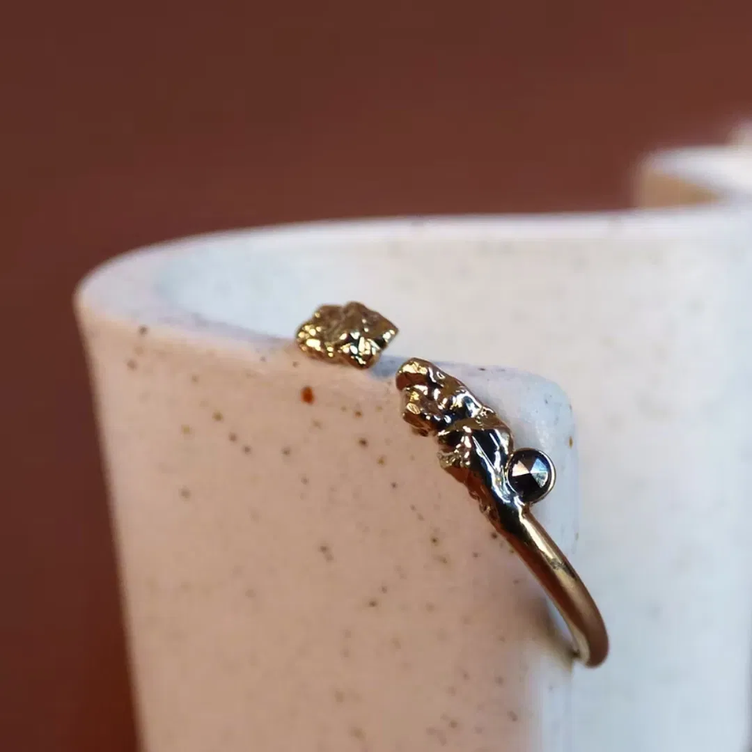 La bague AURUM s'inspire des pépites d'or naturelles. Ce modèle réglable de bague est à chaque fois unique par sa texture brute et irrégulière. La brillance de ses pépites s'accompagne de l'éclat d'une petite pierre de marcassite.
Taille à indiquer dans l'ordre.
Les bijoux Atelier Nicol sont entièrement fabriqués en laiton (sans nickel, non allergène), puis recouverts d'un bain d'or. Le placage trois microns permet à chaque pièce de pouvoir vous accompagner au quotidien et de durer dans le temps. Les bijoux plaqué argent sont, quant à eux, recouvert d'un bain d'argent de dix microns.