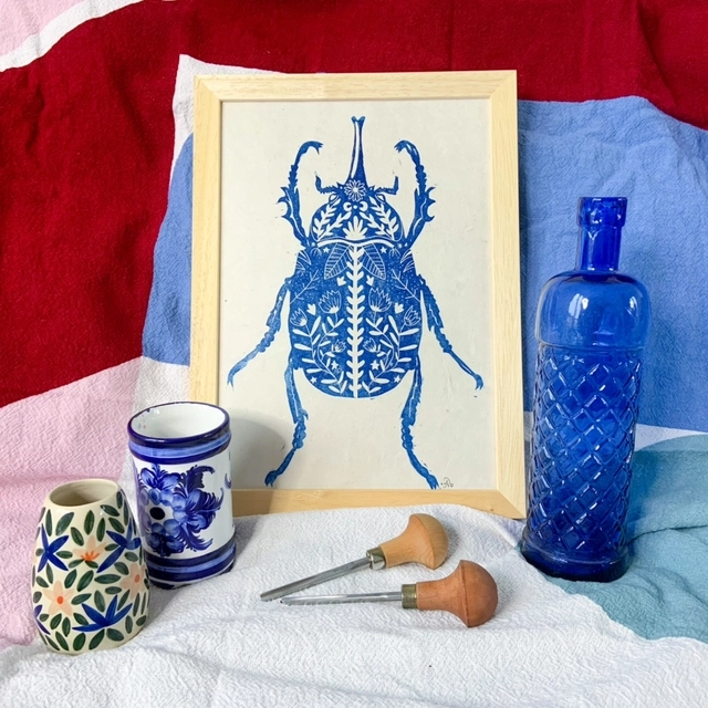 "Linogravure ""Insecte #1 fleuri"" inspirée de ma passion pour les insectes et pour les fleurs.
Ce petit charençon fleuri avec sa petite trompe vous donnera envie de siroter un cocktail pendant les grosses chaleurs de l’été.
-Format A4
-Non numérotée
-Papier texturé Lokta 58gr/m2 fabriqué à la main au Népal
-Impression avec une encre à base d’huile émulsionnée à l’eau
-Signée manuellement sur l’avant
-Titrée et datée au dos
-Chaque estampe est unique, il peut y avoir des variations avec la photo : cela fait la beauté de cette technique.
--
Le cadre n'est pas fourni"