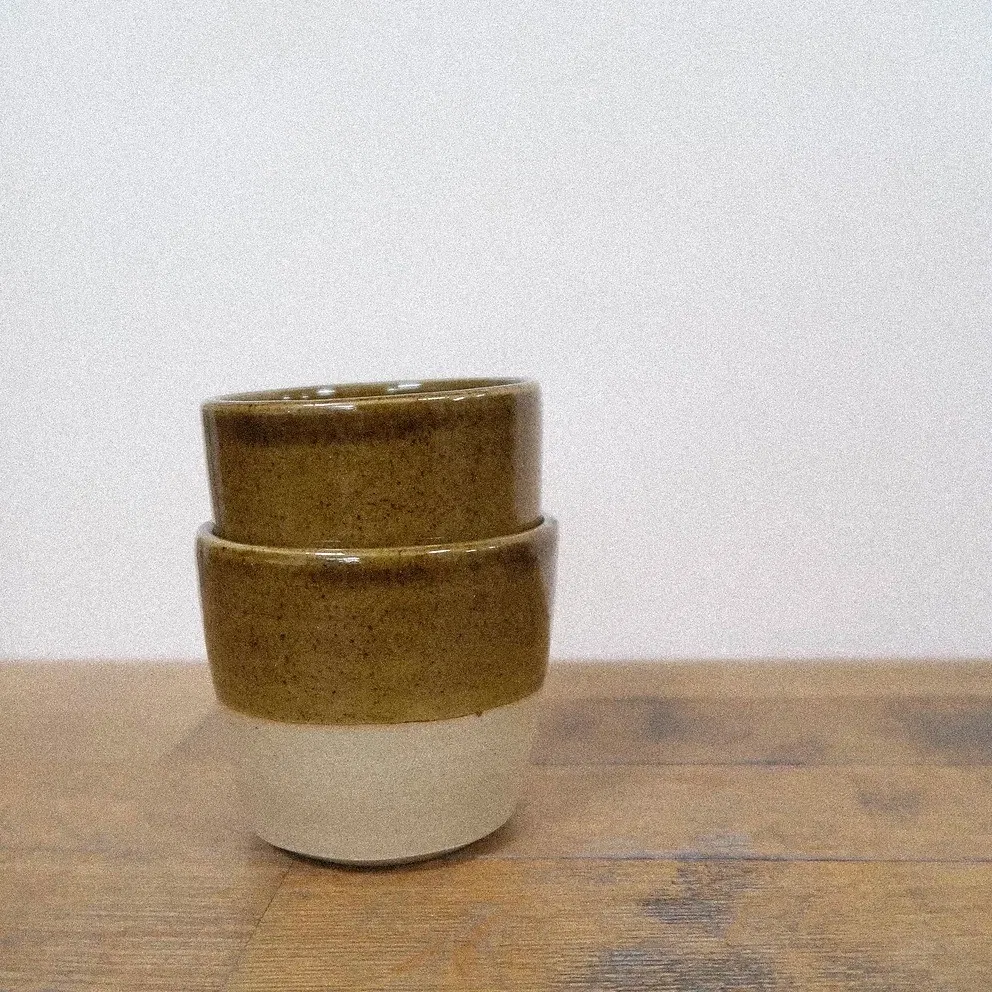 Tournée dans mon atelier parisien, cette tasse aux lignes simples est pensée pour accompagner vos pauses, qu’elles soient solitaires ou partagées. Sa petite contenance la rend idéale pour un café allongé ou une tisane du soir.
L’émail lava évoque la roche brute et les paysages minéraux, créant une pièce à la fois sobre et expressive.
Chaque tasse est réalisée à la main. Cela signifie que les couleurs, textures et formes peuvent légèrement varier d’une pièce à l’autre.
DIMENSIONS : Ø 7,5cm, H 6,8cm environ.