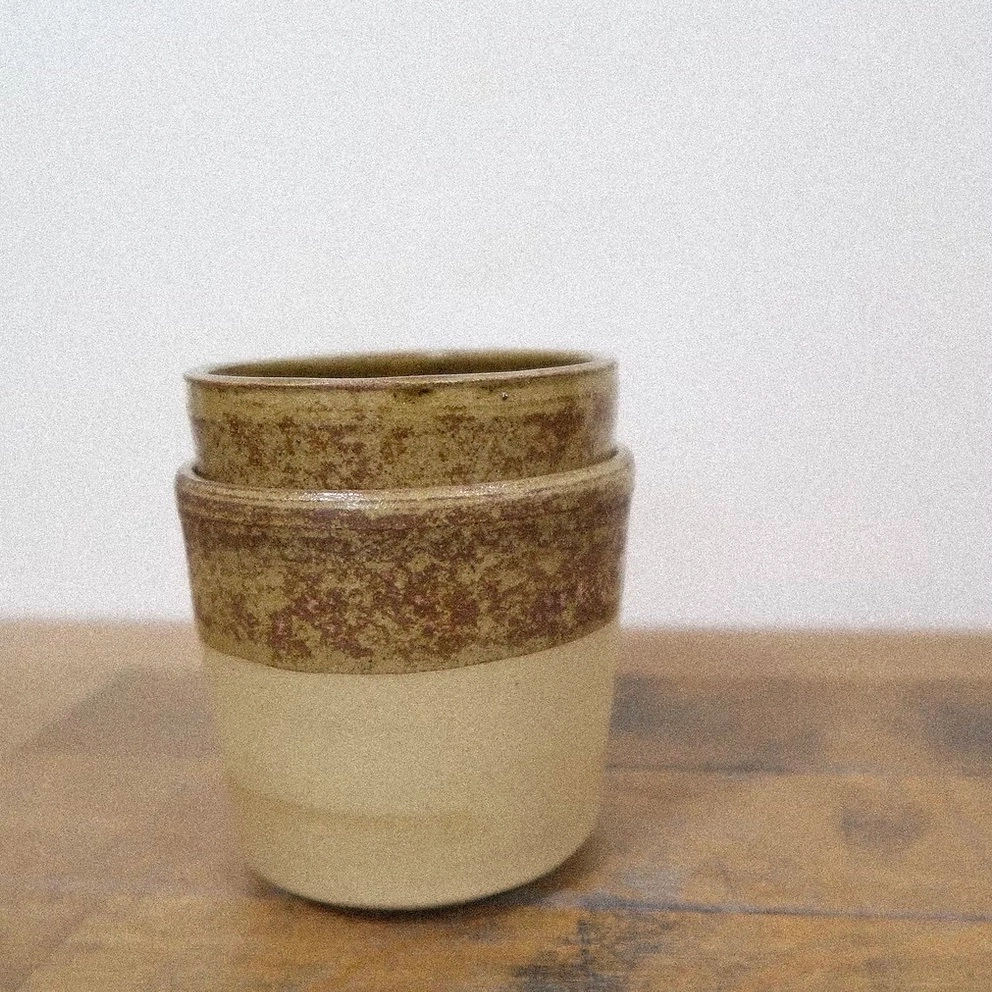 Tournée dans mon atelier parisien, cette tasse aux lignes simples est pensée pour accompagner vos pauses, qu’elles soient solitaires ou partagées. Sa petite contenance la rend idéale pour un café allongé ou une tisane du soir.
L’émail lava évoque la roche brute et les paysages minéraux, créant une pièce à la fois sobre et expressive.
Chaque tasse est réalisée à la main. Cela signifie que les couleurs, textures et formes peuvent légèrement varier d’une pièce à l’autre.
DIMENSIONS : Ø 7,5cm, H 6,8cm environ.