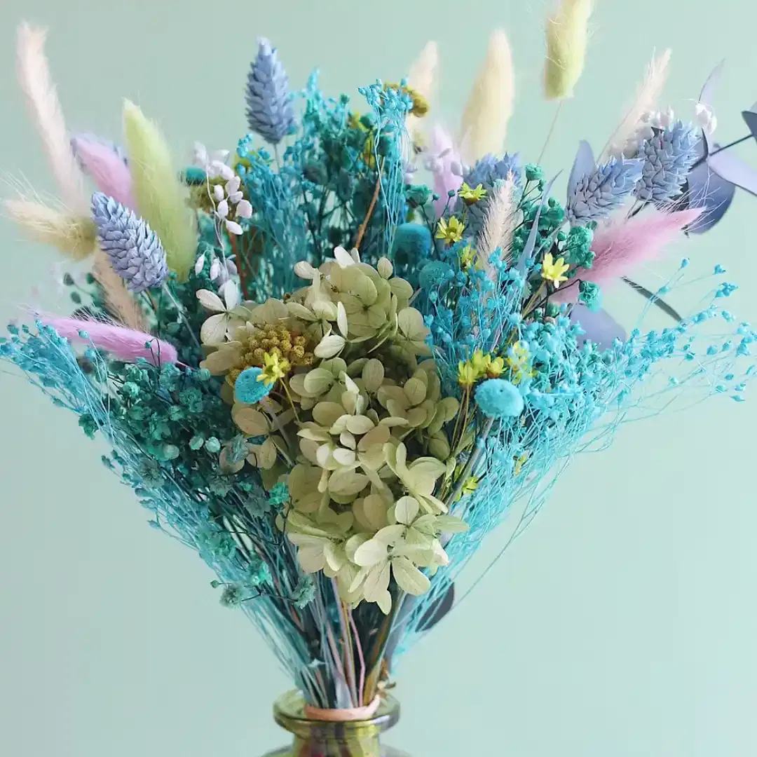 Un bouquet de fleurs séchées aux teintes vibrantes, disponible avec ou sans son vase assorti.
Matériaux : Fleurs séchées et stabilisées
Couleurs : Bleu, vert & mauve
Vase en option : Vase en verre teinté vert, tel que présenté sur la photo (en option : +12€)