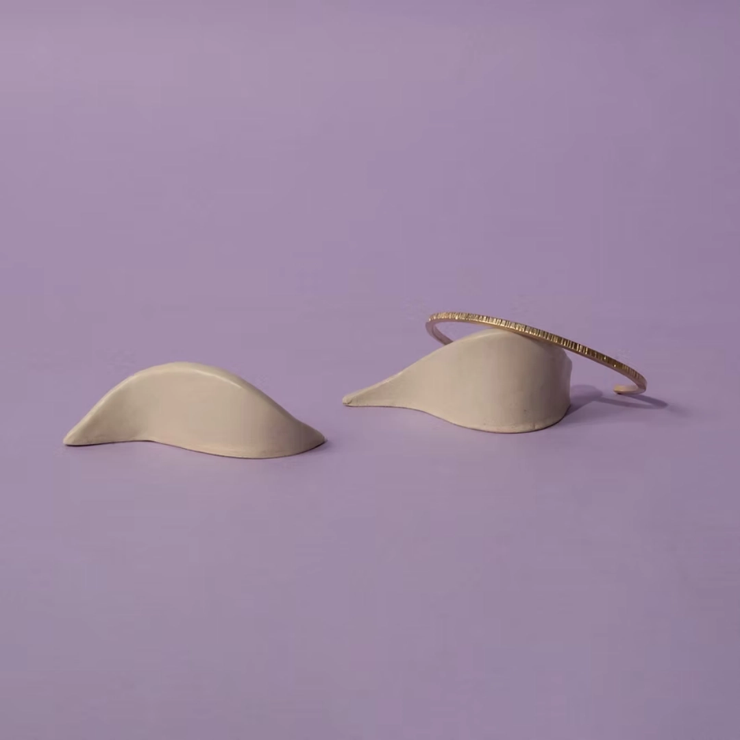 Le jonc STRIA est un bracelet rigide qui vient habiller le poignet de manière minimaliste. À chaque mouvement, le bijou se révèle grâce aux éclats de lumière apportés par sa texture striée.
Les bijoux Atelier Nicol sont entièrement fabriqués en laiton (sans nickel, non allergène), puis recouverts d'un bain d'or. Le placage trois microns permet à chaque pièce de pouvoir vous accompagner au quotidien et de durer dans le temps. Les bijoux plaqué argent sont, quant à eux, recouvert d'un bain d'argent de dix microns.