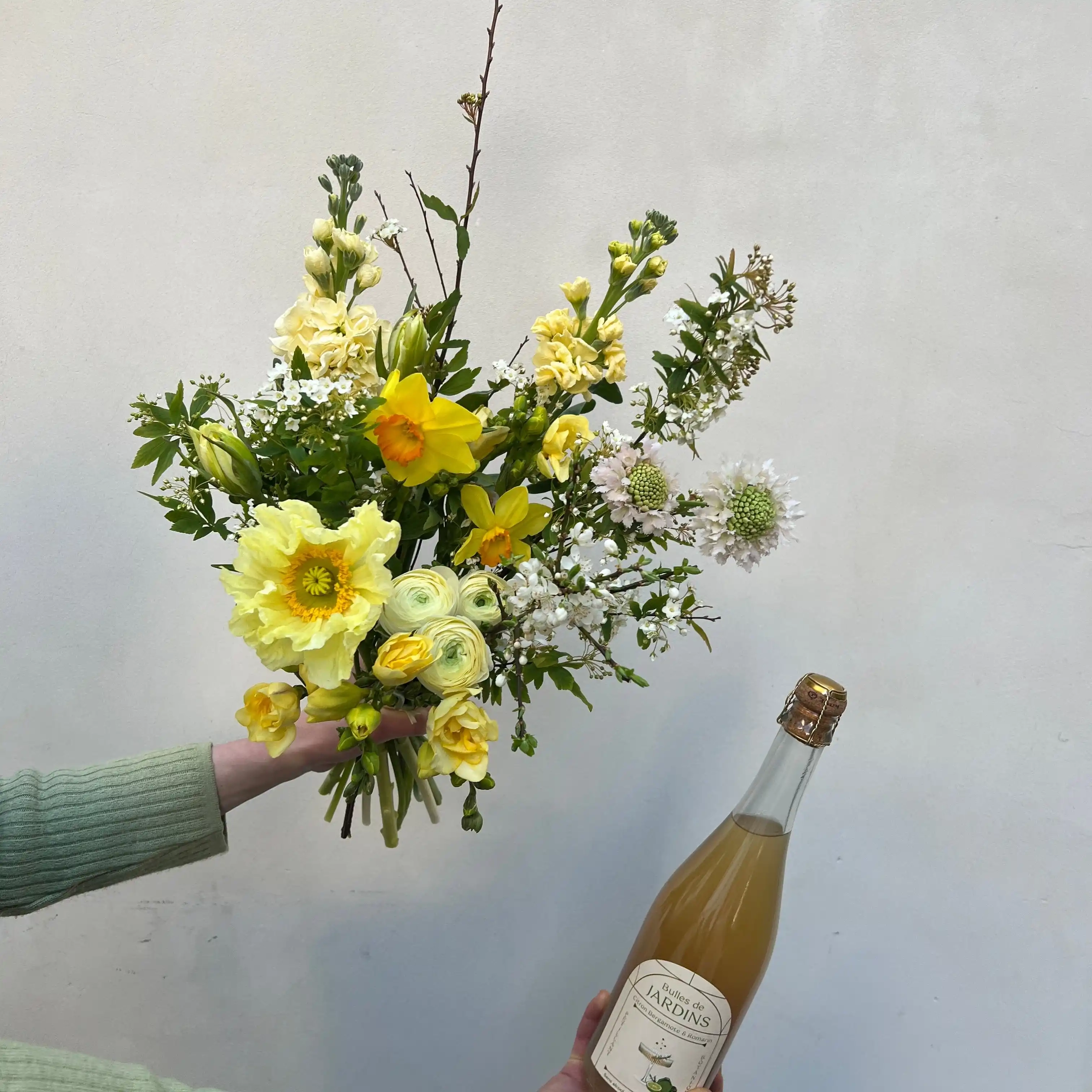 Pour le moment, Désirée livre exclusivement Paris intra-muros et la banlieue limitrophe. Toutes les photos de bouquets illustrent la taille "beaucoup". Les variétés de fleurs et la bouteille sélectionnée varient selon nos arrivages. Une livraison 100% garantie Une livraison aux petits oignons, ça ne s'improvise pas : chez Désirée, les destinataires sont systématiquement contactés (mais sans dire qu'ils vont recevoir un bouquet ni bien sûr de qui ça vient) pour nous assurer de leur présence et éviter les échecs de livraison. Vous avez une demande spécifique (couleurs, détails de livraison) ? Dites-nous tout dans le champ "commentaires" de la page panier ! Tous vos petits mots sont écrits à la main par de vrais humains, et nous mettons un point d'honneur à réaliser le bouquet de vos rêves en fonction des occasions ! Une boisson et des fleurs écoresponsables Un accord surprise entre un pétillant sans alcool, les délicieuses Bulles de Jardin, et un bouquet de fleurs de saison conçu spécialement pour accompagner la bouteille ! Des fleurs aux couleurs qui pétillent, oscillant entre le lilas et le corail et qui accompagneront délicieusement un verre de bulles. L'accord bouquet - pétillant se compose d'une bouteille de pétillant sans alcool d'une valeur de 12€ et d'un bouquet de la taille de votre choix (à partir de 55€). Une envie d'en savoir plus sur notre démarche ? Découvrez les engagements de Désirée, fleuriste écoresponsable !