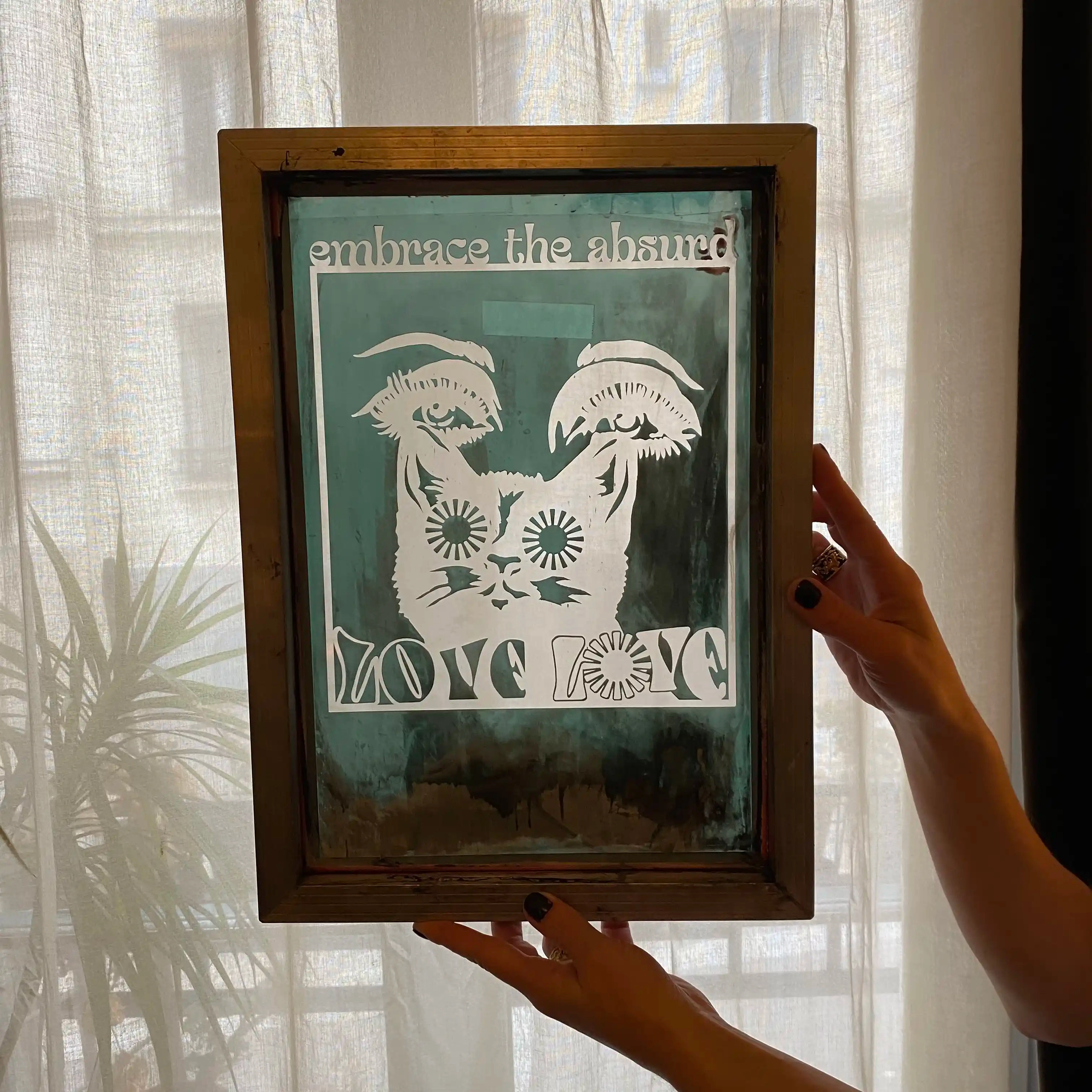 "Embrace the absurd" - Impression sérigraphique sur tous les tissus (tote bag, t-shirt, affiche, etc.)