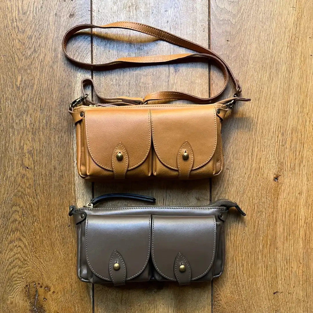 Un petit sac pratique, porté près du corps, inspiré des cartouchières de l'armée