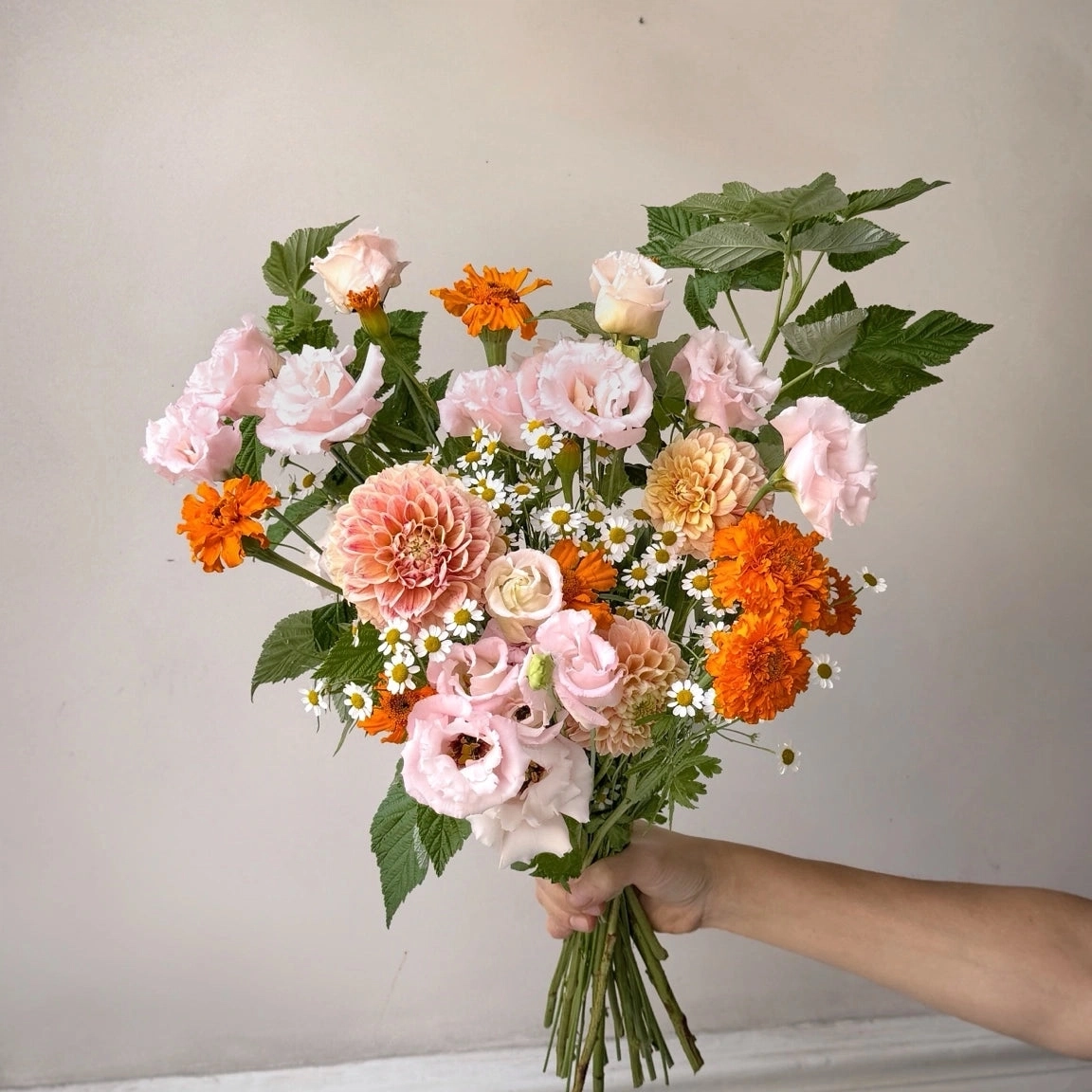 Ce mois-ci, Désirée vous propose un bouquet composé d'un mélange de généreux dahlias franciliens, de lisianthus, de roses d'Inde, de feuillages parfumés, le tout en fleurs 100% Ile de France !