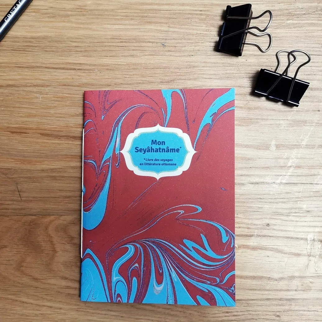 Carnets Seyâhatnâme
Made in France // Inspired by Turkey
Format A6, 40 pages blanches, reliure cousue au fil blanc, couverture souple.
Cinq motifs au choix.
Ces motifs sont inspirés de l’art traditionnel turc du papier marbré, l’Ebru. Ce mot vient du persan “ebri” qui signifie “nuageux”.
Dans l’Empire Ottoman du XVIIe siècle, Evliyâ Çelebi est le plus célèbre des voyageurs. Il en parcourut les territoires pendant plus de 40 ans, notant ses commentaires dans un récit de voyage appelé le “Livre des voyages” ou “Seyâhatnâme” en turc.