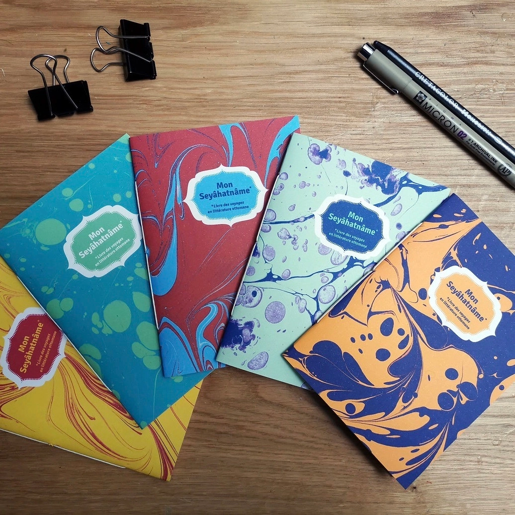 Carnets Seyâhatnâme
Made in France // Inspired by Turkey
Format A6, 40 pages blanches, reliure cousue au fil blanc, couverture souple.
Cinq motifs au choix.
Ces motifs sont inspirés de l’art traditionnel turc du papier marbré, l’Ebru. Ce mot vient du persan “ebri” qui signifie “nuageux”.
Dans l’Empire Ottoman du XVIIe siècle, Evliyâ Çelebi est le plus célèbre des voyageurs. Il en parcourut les territoires pendant plus de 40 ans, notant ses commentaires dans un récit de voyage appelé le “Livre des voyages” ou “Seyâhatnâme” en turc.