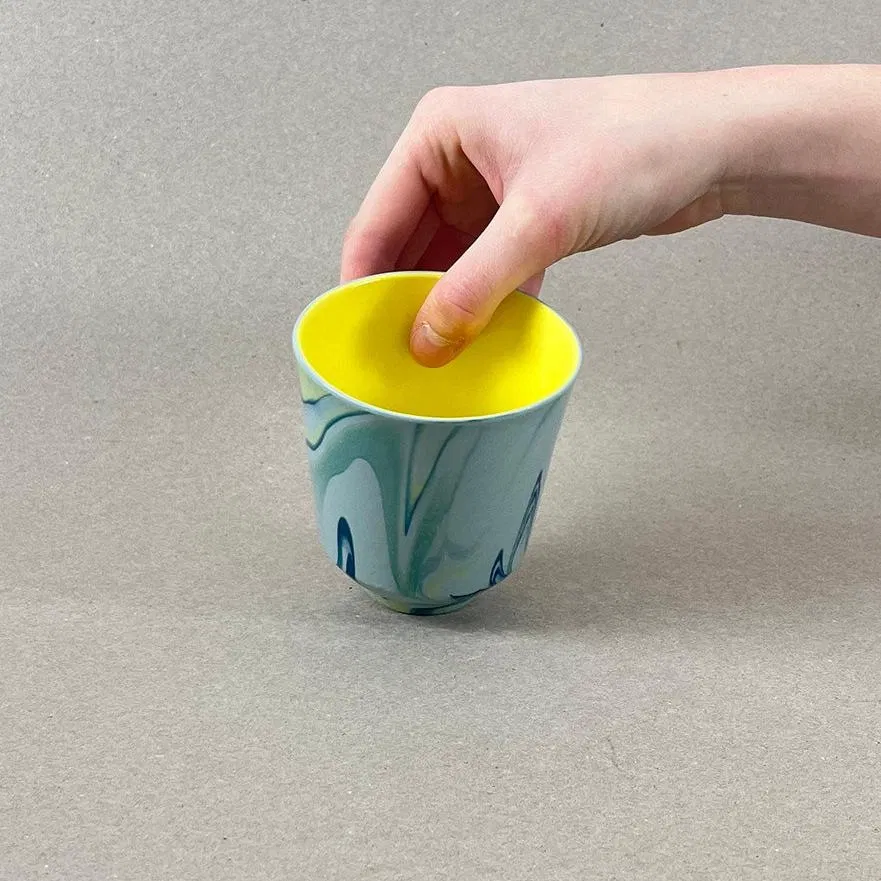 Porcelaine teintée dans la masse Pièces à colorations variables, bleu canard, jaune et vert chartreuse h: 9 cm, diam. 8 cm Le printemps arrive, les premiers rayons de soleil nous donnent envie de rire, de sortir et de se laisser aller à de douces rêveries. Le citron et la menthe accompagnent nos dimanches après-midi embrumés, une boisson partagée devient soudain une potion de guérison, un philtre d'amour. Autant de breuvages qui sont là pour nous rappeler que nous sommes en vie, et que c'est ça qui compte. Nos objets sont obtenus par coulage, un à un, à la main. Ils présentent chacun des particularités qui attestent de leur aspect artisanal. Nous proposons des pièces à caractère unique, ou en petite série. C'est pourquoi le stock est limité.