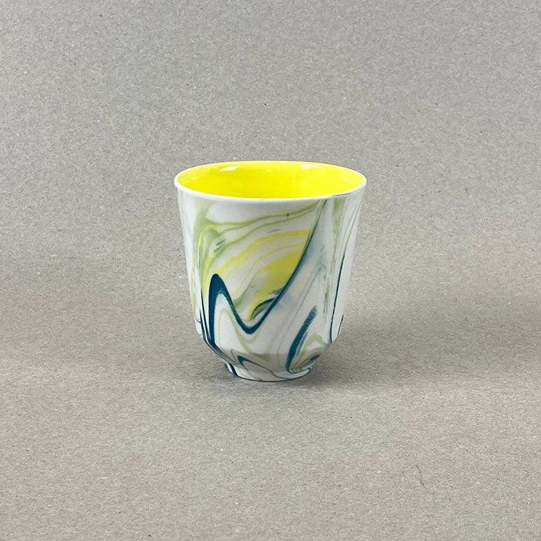 Porcelaine teintée dans la masse Pièces à colorations variables, bleu canard, jaune et vert chartreuse h: 9 cm, diam. 8 cm Le printemps arrive, les premiers rayons de soleil nous donnent envie de rire, de sortir et de se laisser aller à de douces rêveries. Le citron et la menthe accompagnent nos dimanches après-midi embrumés, une boisson partagée devient soudain une potion de guérison, un philtre d'amour. Autant de breuvages qui sont là pour nous rappeler que nous sommes en vie, et que c'est ça qui compte. Nos objets sont obtenus par coulage, un à un, à la main. Ils présentent chacun des particularités qui attestent de leur aspect artisanal. Nous proposons des pièces à caractère unique, ou en petite série. C'est pourquoi le stock est limité.