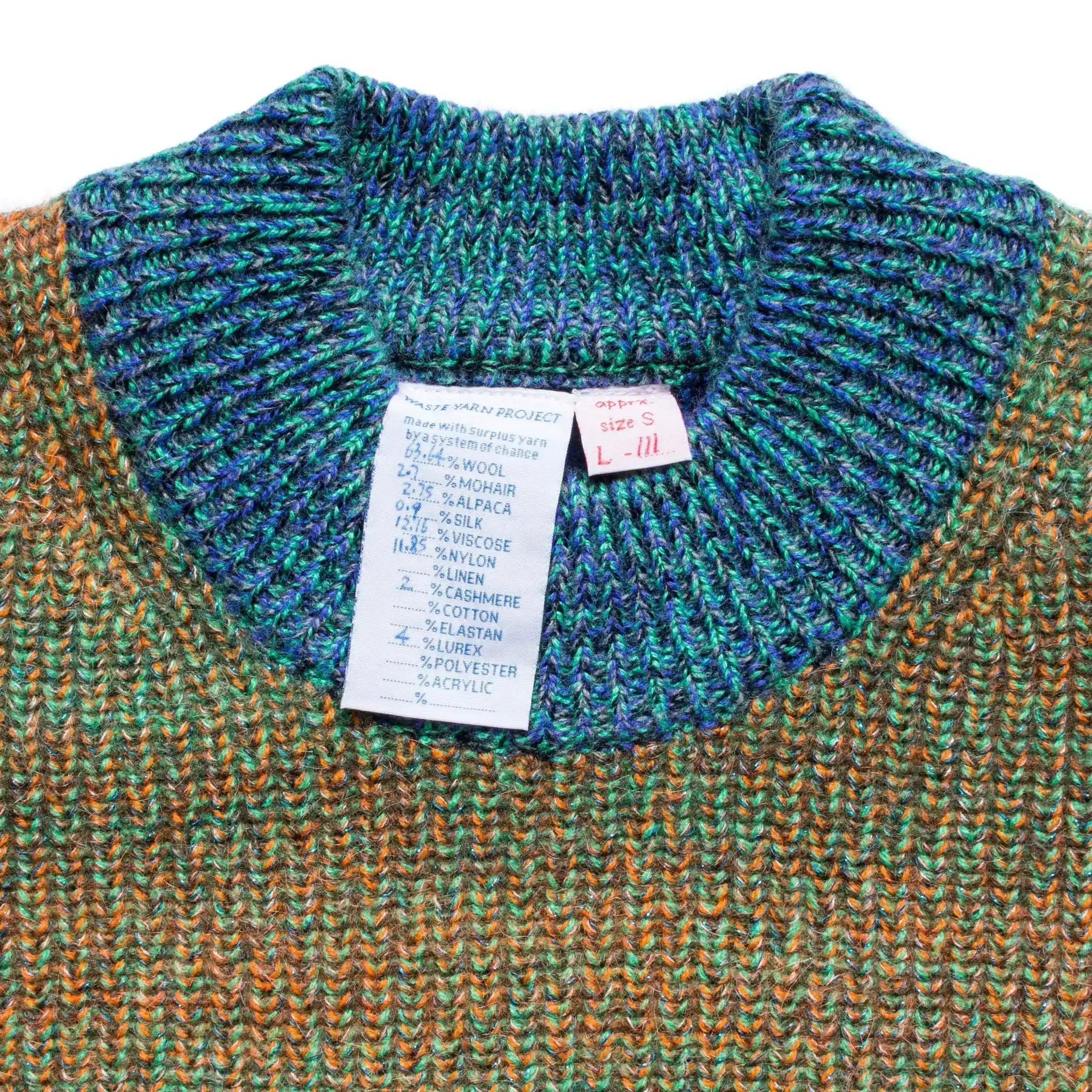 Pull tricoté taille S. LÆRKE est un pull court à col montant.
Sa coupe carrée et décontractée présente des épaules tombantes et des fentes de chaque côté.
Le modèle est défini, mais les couleurs et le fil sont choisis par la roue de la fortune WYP.
Ainsi, chaque pièce est vraiment unique au monde !