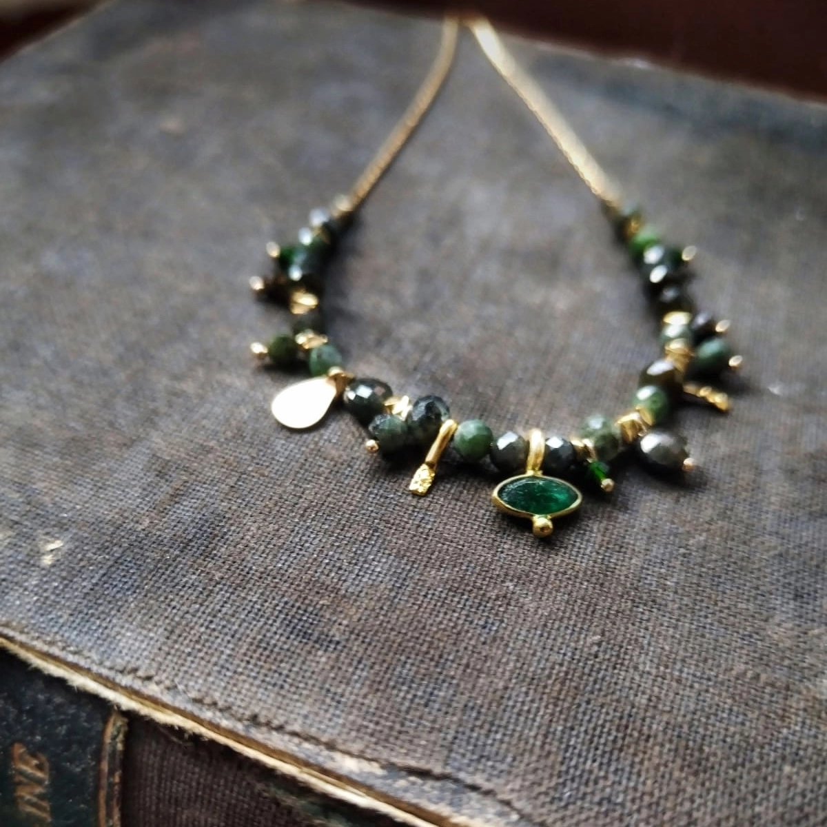 Collier en tourmalines vertes et acier inoxydable