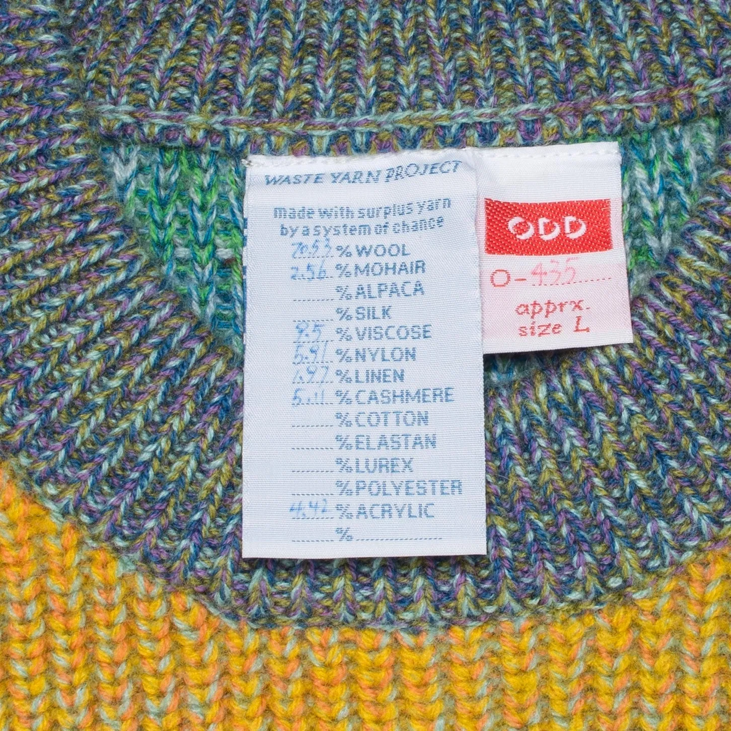 Pull tricoté taille L. ODD est notre pull ras-du-cou classique, parfaitement imparfait.
Sa coupe droite et décontractée est complétée par des épaules tombantes.
Le modèle est défini, mais les couleurs et le fil sont choisis par la roue de la fortune WYP.
Ainsi, chaque pièce est vraiment unique au monde !