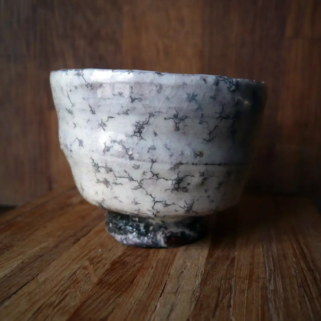 Engobe ball-clay et porcelaine, émail cendre et feldspath