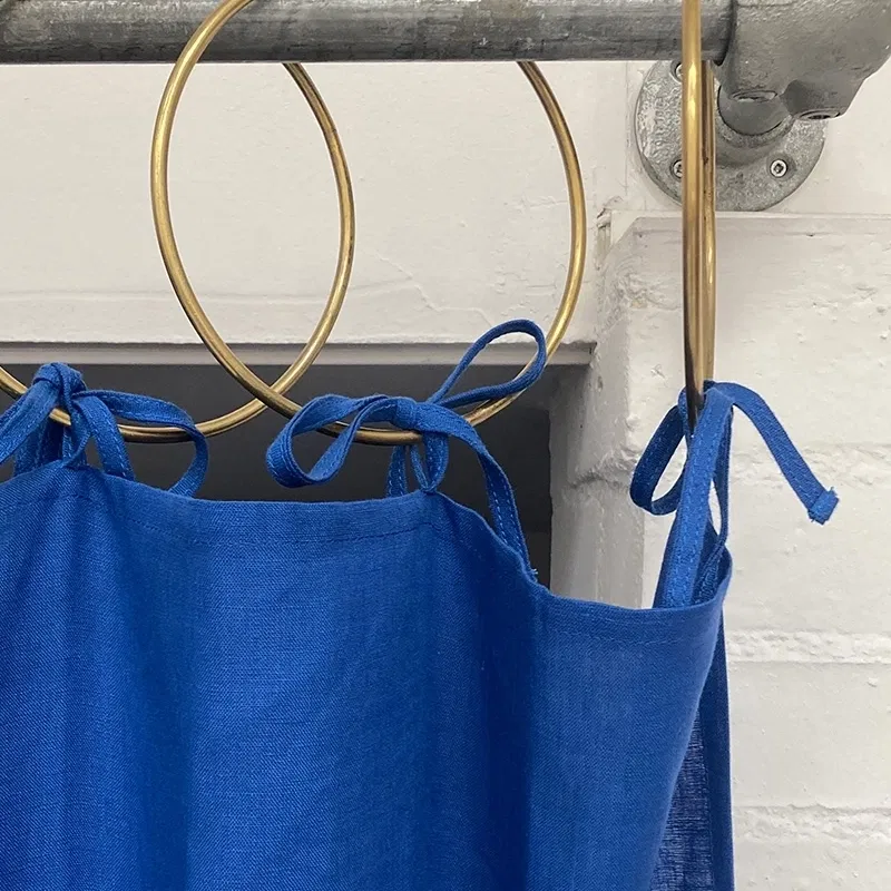 Paire de rideaux en lin uni teints d’un bleu Klein. Ils disposent de 8 nouettes par panneau.
Ils peuvent être posés sur la tringle seuls ou avec un choix d’anneaux en laiton massif ou en acier laqué noir.
Options :
16 Anneaux diamètre 15cm en laiton ou acier noir.
Matière : 100% lin
Dimensions : 130x280cm
Couleur : Bleu Klein
Vendus par paire