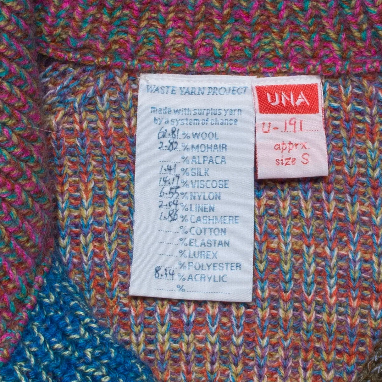 Veste/cardigan tricoté taille S. UNA est un parfait mélange entre une veste et un cardigan, avec un col et des poignets boutonnés.
Elle présente des fentes sur les coutures latérales pour une coupe droite et structurée. Les boutons sont fabriqués à partir de plastique recyclé.
La couleur et le fil sont choisis par la roue de la fortune WYP, ce qui rend chaque pièce véritablement unique au monde.