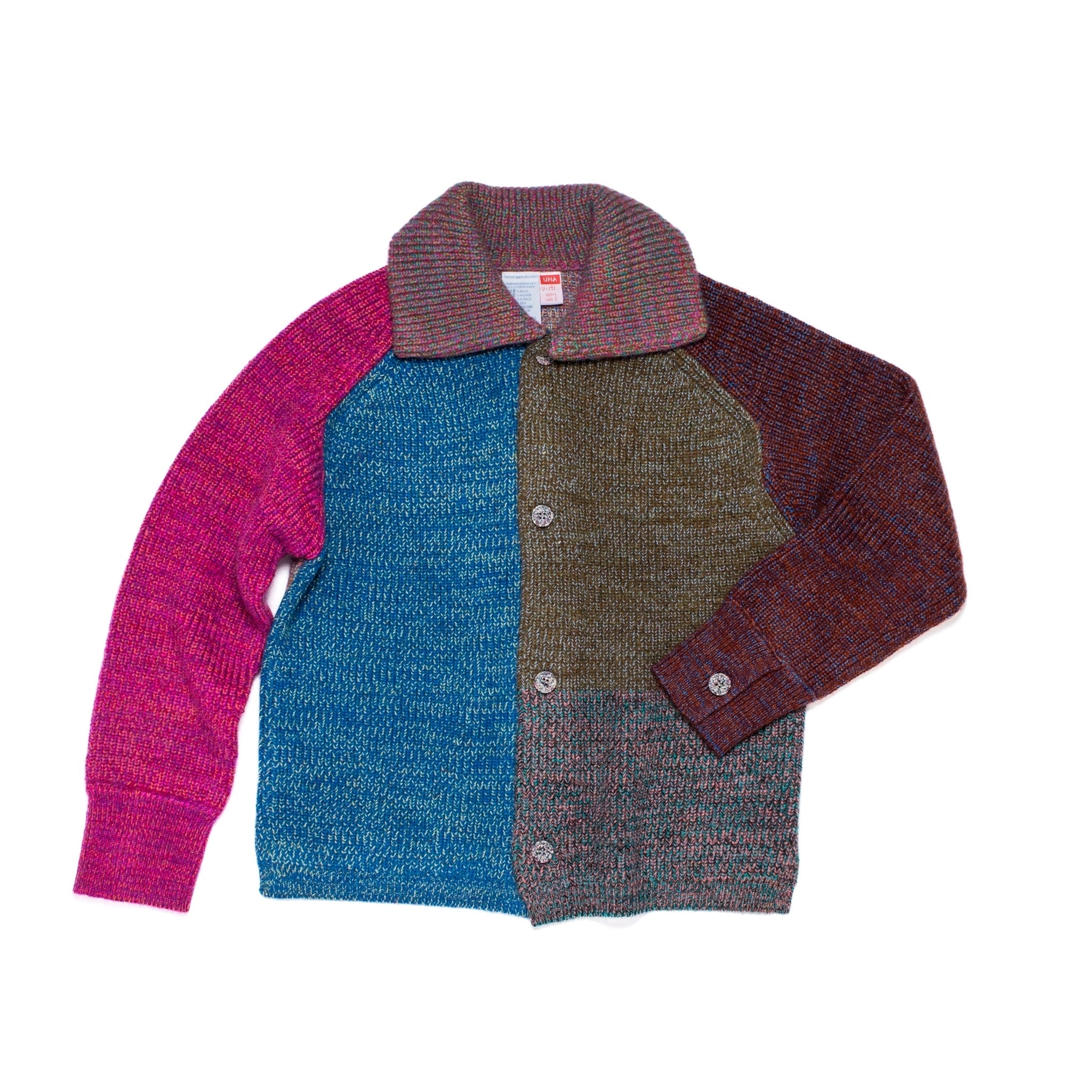 Veste/cardigan tricoté taille S. UNA est un parfait mélange entre une veste et un cardigan, avec un col et des poignets boutonnés.
Elle présente des fentes sur les coutures latérales pour une coupe droite et structurée. Les boutons sont fabriqués à partir de plastique recyclé.
La couleur et le fil sont choisis par la roue de la fortune WYP, ce qui rend chaque pièce véritablement unique au monde.