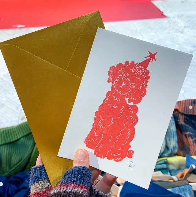 Une gravure d'un caniche avec un chapeau festif sur une carte de Noël. Cette petite gravure peut aussi être encadrée.
Elle est vendue avec une jolie enveloppe dorée.
-Format A6 pliée, A5 ouvert - Carte 2 volets
-Non numérotée
-Papier extraweiss sans acide 170 gr/m2
-Impression avec une encre rouge
-Signée manuellement sur l’avant
-Chaque estampe est unique, il peut y avoir des variations avec la photo : cela fait la beauté de la linogravure.