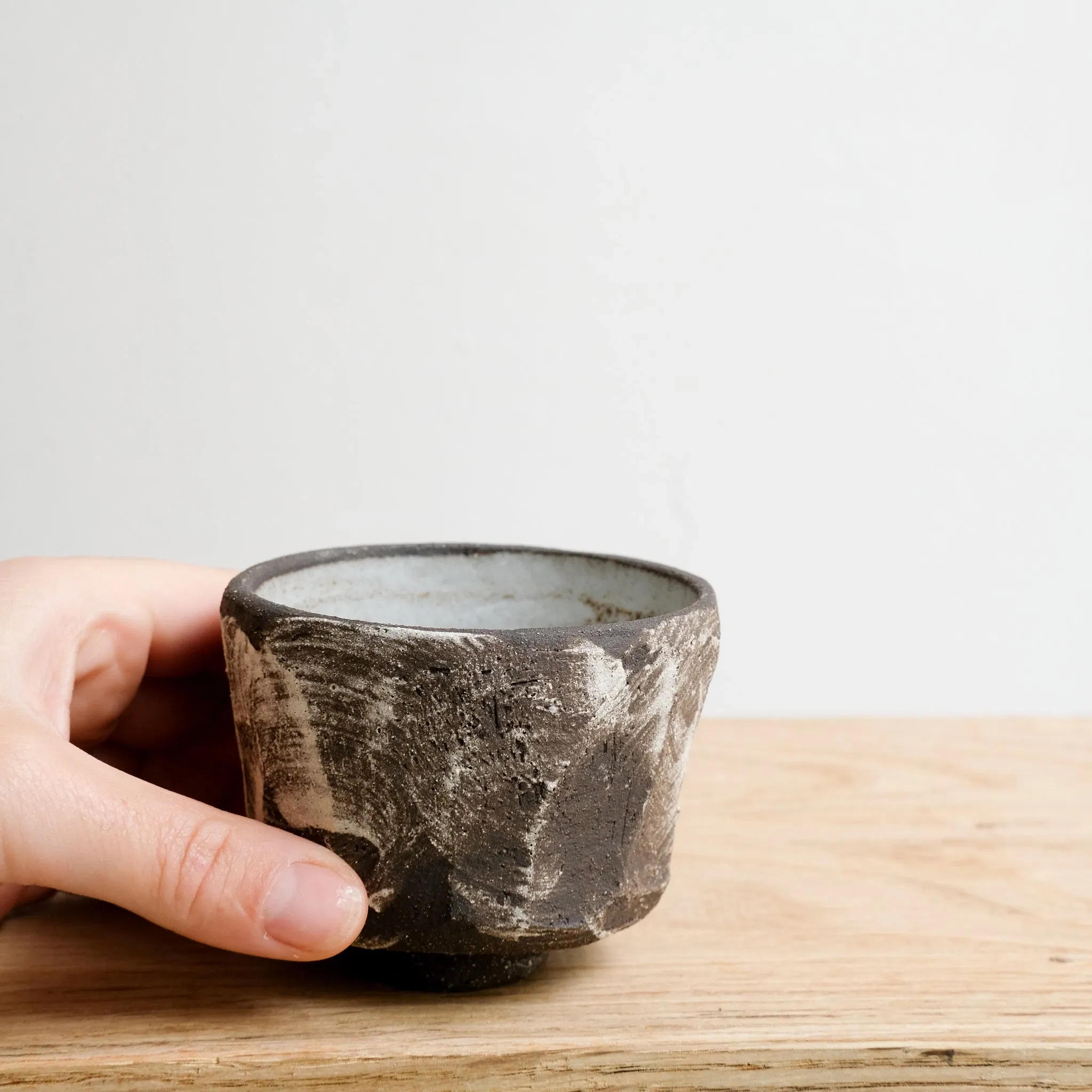 Tasse en grès noir 125 ml - noir brut et blanc