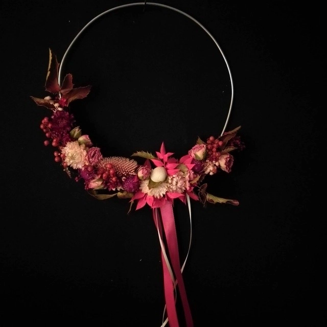 Fleurs séchées : Couronne murale. Choisissez une couleur, une taille, et ensuite faites nous confiance!