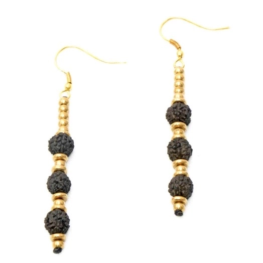 Jolie paire de boucles d’oreilles en graines de rudrashka noires de la marque française Nataraj.