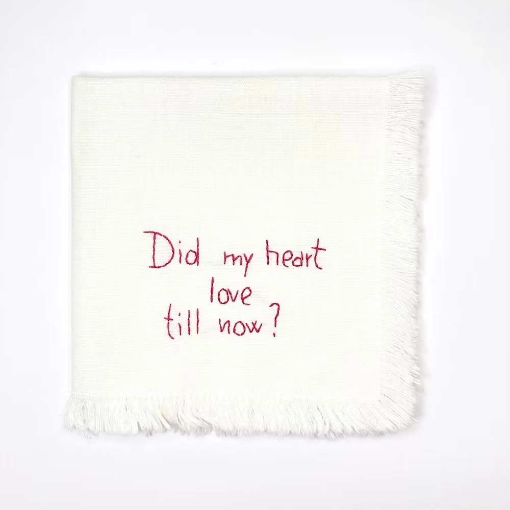 Découvrez nos serviettes uniques, brodées à la main avec des tirades de Romeo e Giulietta apportant une touche de poésie à votre table. Chaque serviette est fabriquée à partir de tissu de fin de série en coton et lin, alliant douceur et durabilité. La broderie, réalisée en fil rouge de coton, sublime ces pièces exclusives et raconte une histoire d’amour intemporelle. Faites de chaque repas un moment d’élégance et de raffinement avec ces serviettes écoresponsables et pleines de charme. Dimensions: 25 cm x 25 cm. Tissu issu d'une fin de série de tissus : coton et lin.