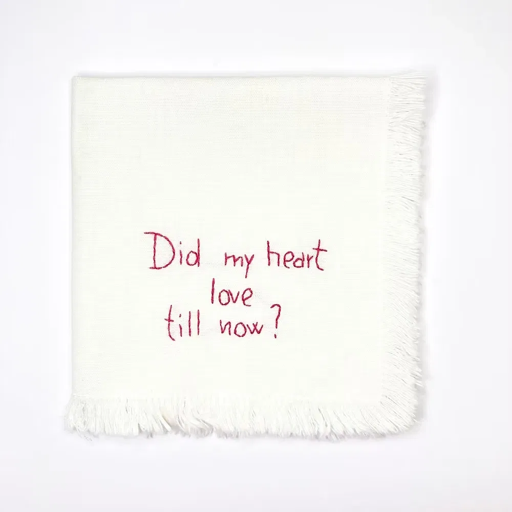 Découvrez nos serviettes uniques, brodées à la main avec des tirades de Romeo e Giulietta apportant une touche de poésie à votre table. Chaque serviette est fabriquée à partir de tissu de fin de série en coton et lin, alliant douceur et durabilité. La broderie, réalisée en fil rouge de coton, sublime ces pièces exclusives et raconte une histoire d’amour intemporelle. Faites de chaque repas un moment d’élégance et de raffinement avec ces serviettes écoresponsables et pleines de charme. Dimensions: 25 cm x 25 cm. Tissu issu d'une fin de série de tissus : coton et lin.