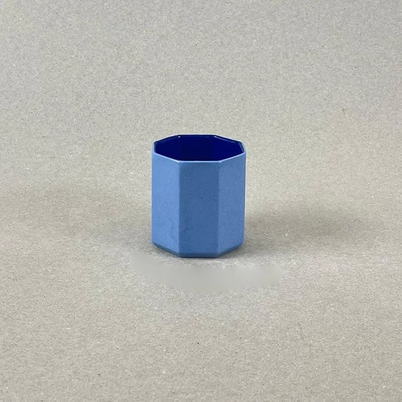 Porcelaine teintée dans la masse. Pièces à colorations variables. 6 x 6 x 6 cm. La part du voyageur invite à servir un café supplémentaire, destiné à une personne de passage. Et puisque son motif s'y prête, en attendant le voyageur, laissons nous rêver à reconnaître des formes dans les nuages. Nos objets sont obtenus par coulage, un à un, à la main. Ils présentent chacun des particularités qui attestent de leur aspect artisanal. Nous proposons des pièces à caractère unique, ou en petite série.