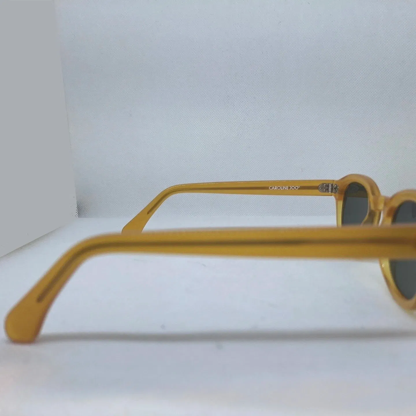 Monture optique et solaire homme.
Plus que de simples lunettes, c'est une déclaration de style et de culture, incarnation parfaite entre l'héritage new-yorkais des années 50 et le design contemporain.
Finition originale en charnières rivetées. Collection artisanale. Fabrication française à la main. Possibilité de réaliser le modèle avec ou sans rivets et dans toutes les couleurs de la collection.