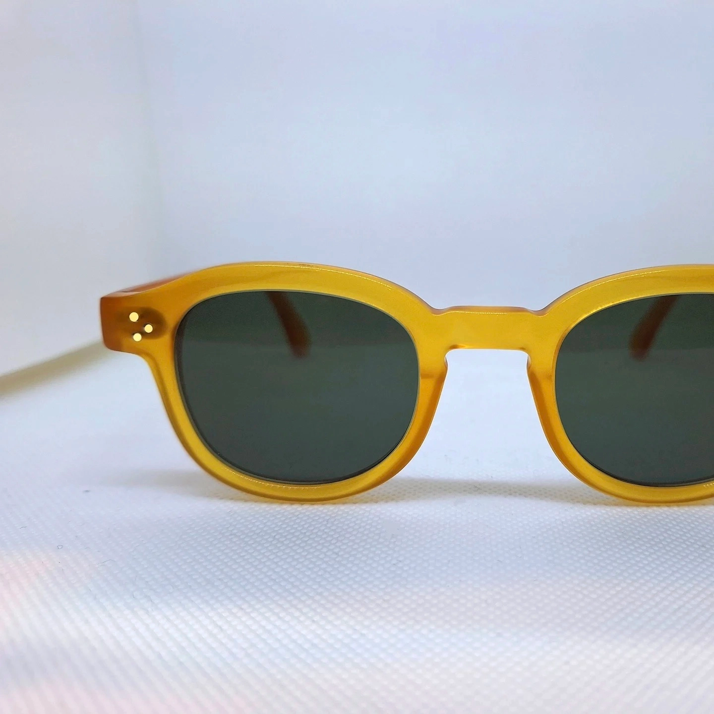 Monture optique et solaire homme.
Plus que de simples lunettes, c'est une déclaration de style et de culture, incarnation parfaite entre l'héritage new-yorkais des années 50 et le design contemporain.
Finition originale en charnières rivetées. Collection artisanale. Fabrication française à la main. Possibilité de réaliser le modèle avec ou sans rivets et dans toutes les couleurs de la collection.