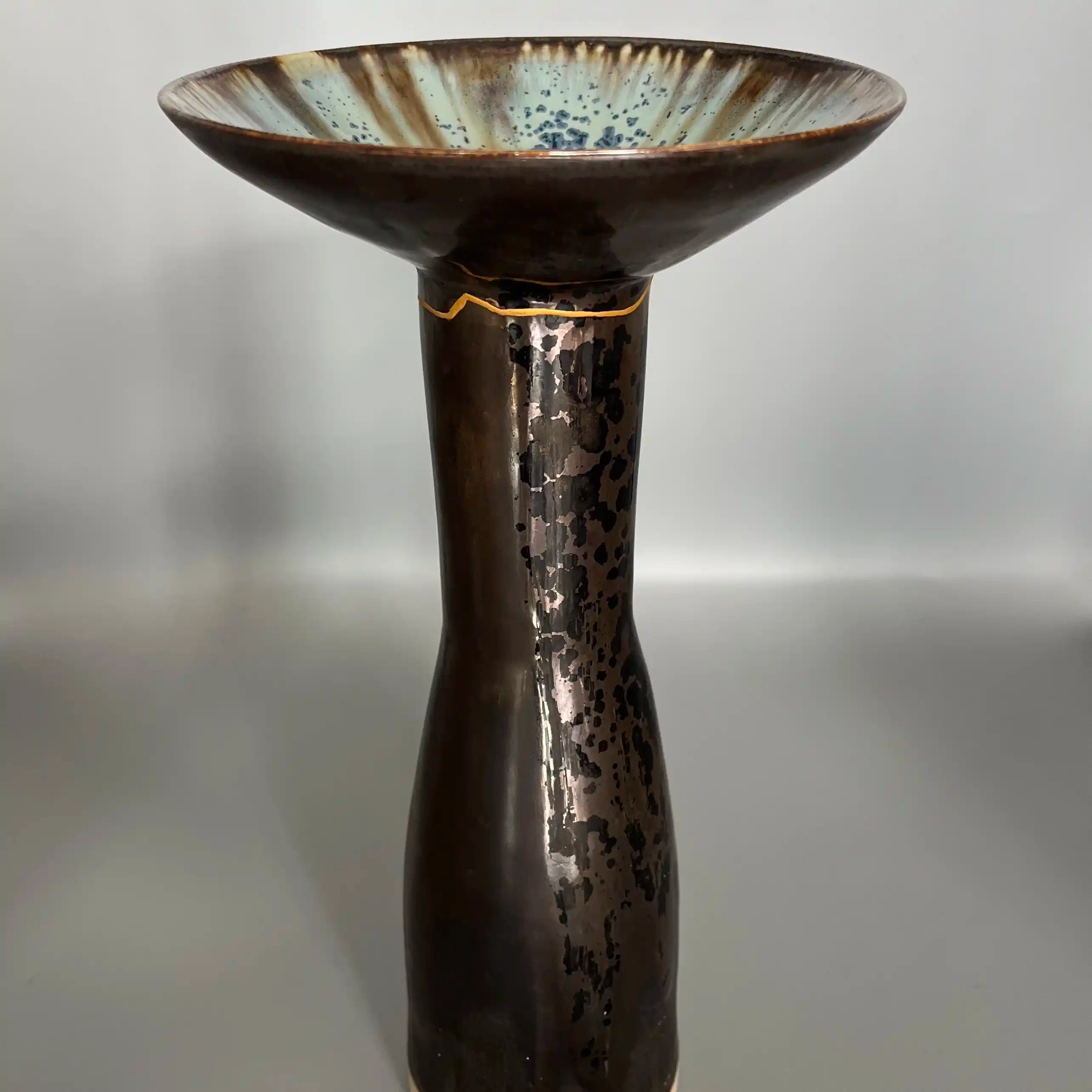 Vase cassé et réparé avec la méthode du kintsugi