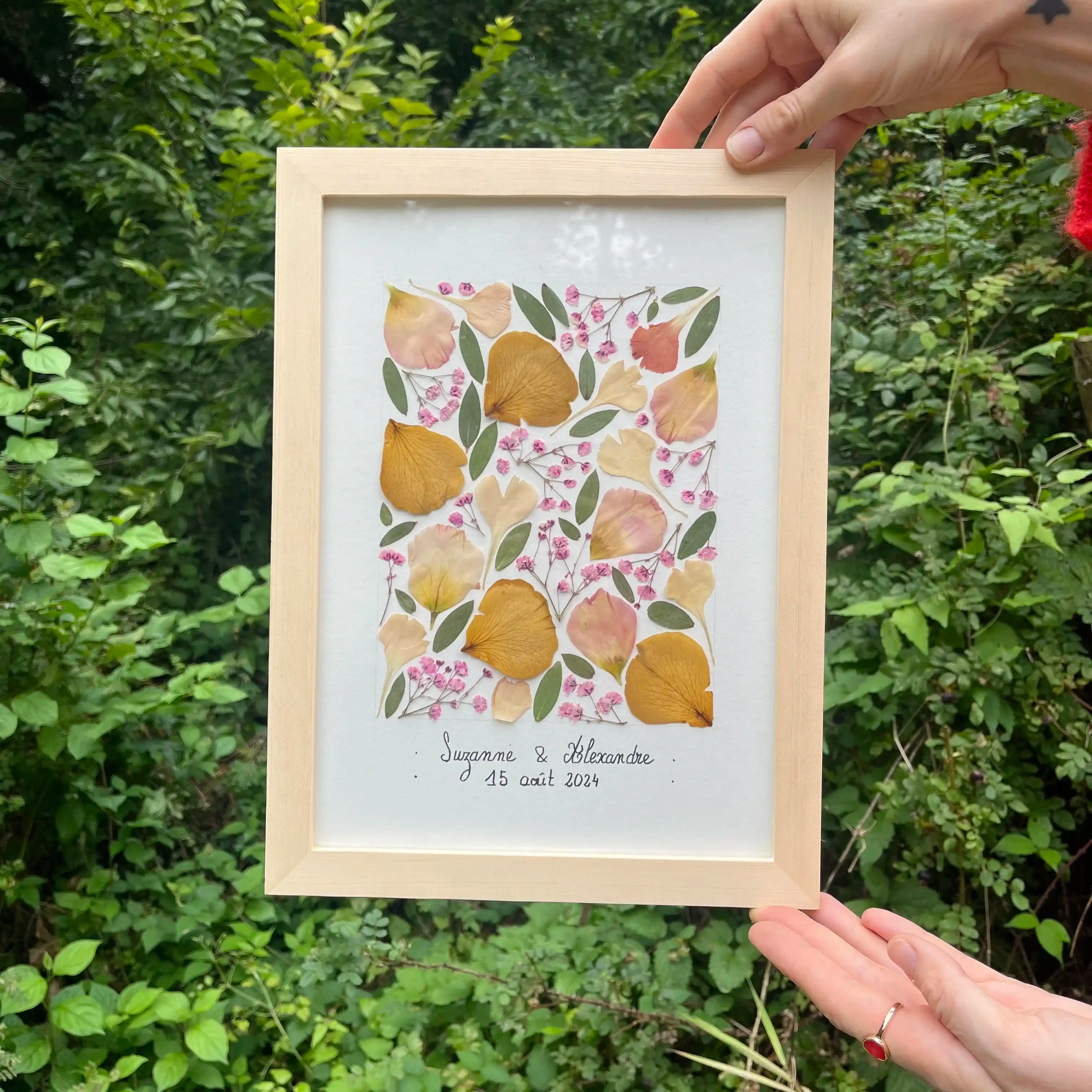 Herbier sur mesure qui a été créé à partir d'un bouquet de mariée.