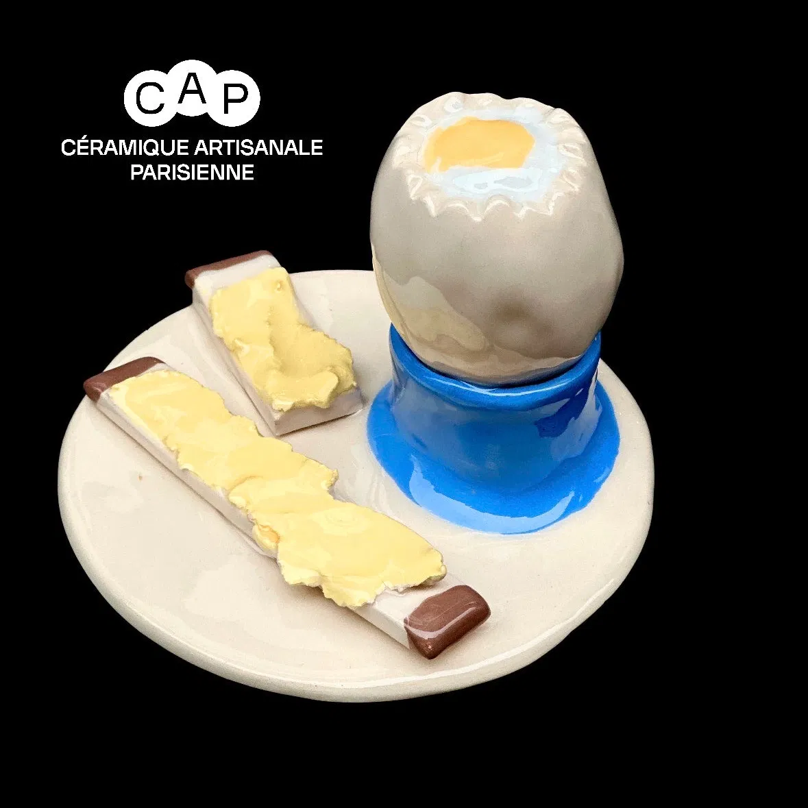 Oeuf à la coque et mouillettes, en faïence, fabriqués à la main à Paris. Diamètre assiette 12 cm - Hauteur oeuf 10 cm. CAP Céramique Artisanale Parisienne